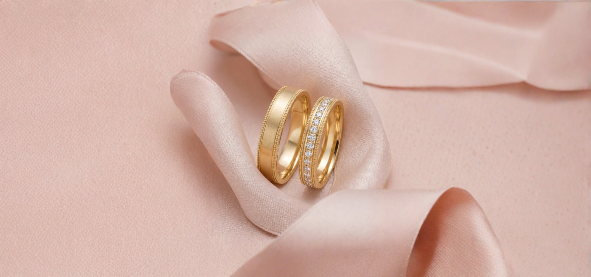 Alianças Lumière em ouro 18k com pavê de moissanitas, apoiadas em pétala rosa