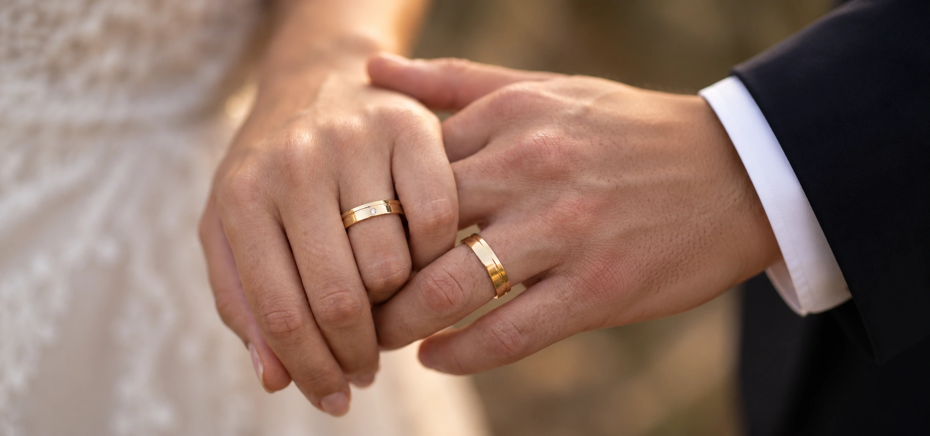 Close de alianças Linea em ouro 18k com frisos delicados e moissanitas